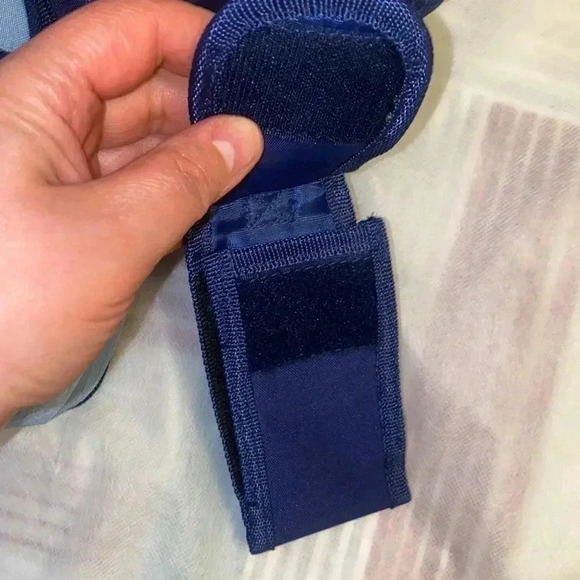 🌺Roots 🌺 Athletic blue Color Crossbody bag with many many pockets inside 🌺 - Picture 7 of 9